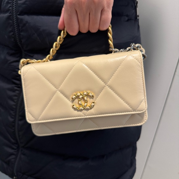 20A Chanel 19 Quilted Lambskin WOC Beige Wallet on Chain BNWT - Picture 4 of 12